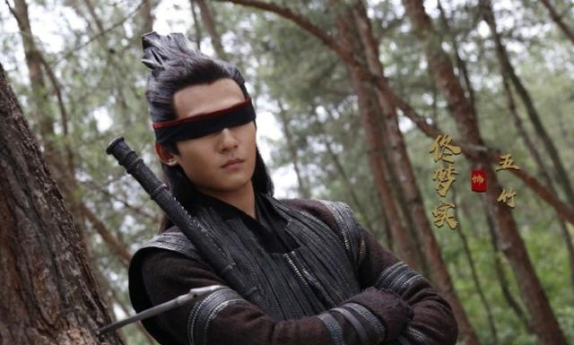 罩帅气摘掉后险些没认出来他反差感也太强了尊龙凯时新版APP首页国色芳华：戴上眼(图1)
