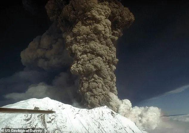 大型火山可能近期爆发当地居民抢购口罩尊龙人生就是博5000年未爆发！美国(图2)