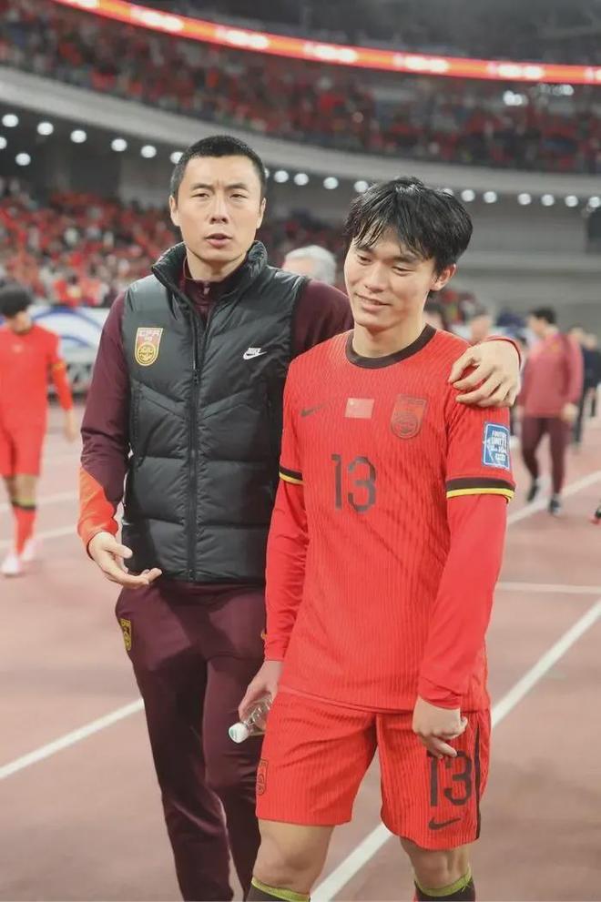 国脚沦为中超替补 仅胡荷韬稳坐主力尊龙凯时网站国足边后卫告急！两大(图7)